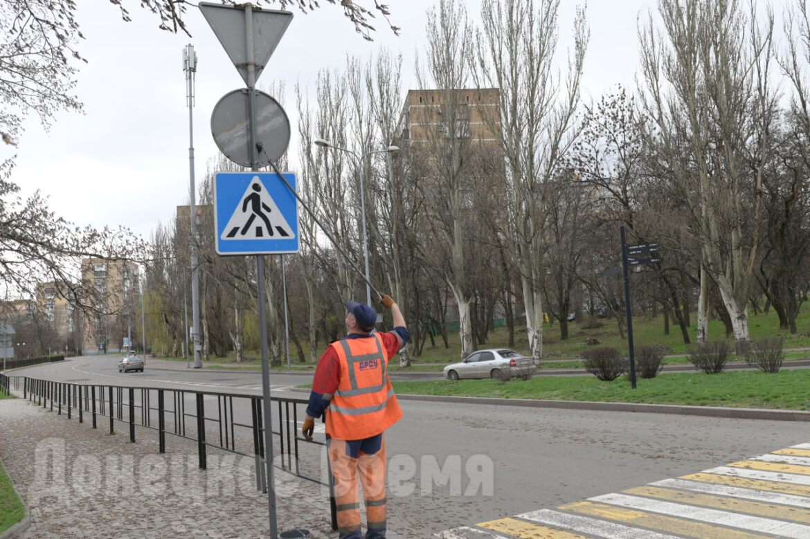 Фоторепортаж: донецкие коммунальщики приводят в порядок бульвар Шевченко
