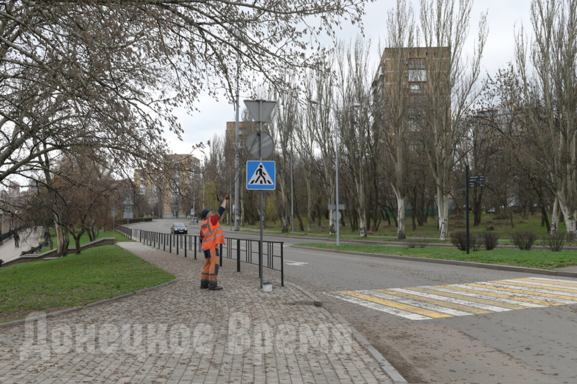 Фоторепортаж: донецкие коммунальщики приводят в порядок бульвар Шевченко