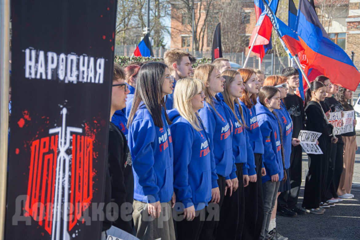 «Чтобы могли строить правильное будущее»: в Донецке прошла реконструкция событий «Русской весны»