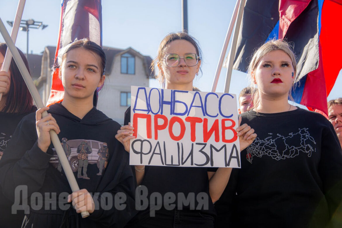 «Чтобы могли строить правильное будущее»: в Донецке прошла реконструкция событий «Русской весны»