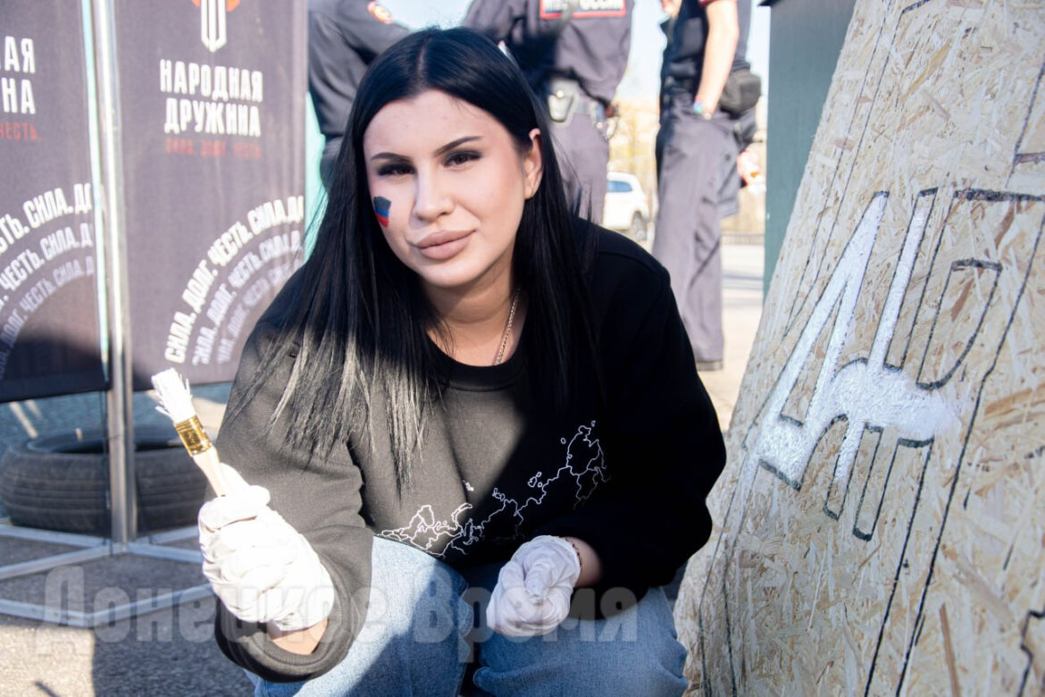 «Чтобы могли строить правильное будущее»: в Донецке прошла реконструкция событий «Русской весны»