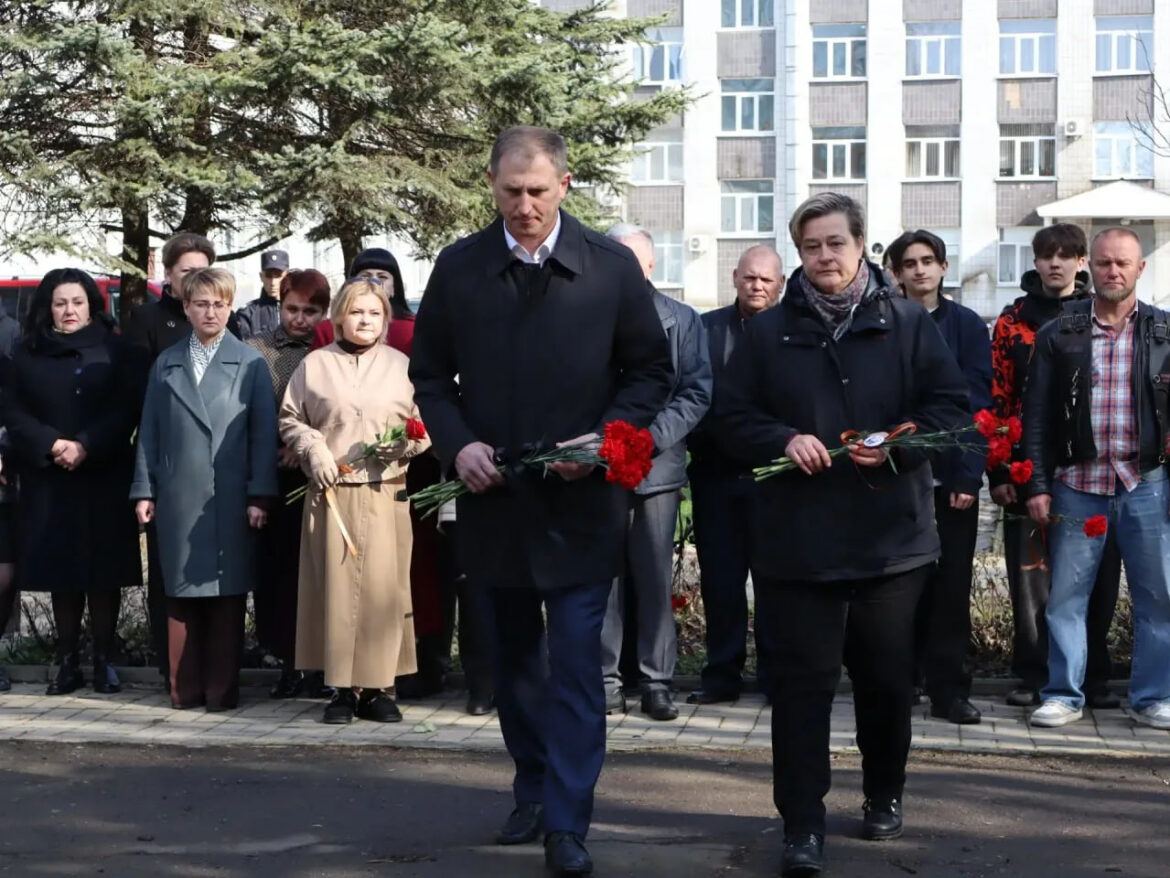 photo_2026-04-10_14-12-38 «Побег из ада» поразил немецкую антифашистку: гостья из Германии возложила цветы к памятнику в Шахтерске