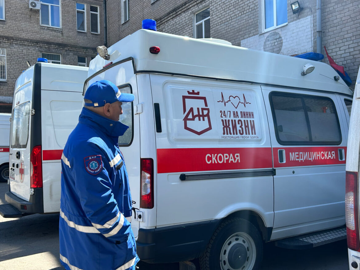 «Настоящие герои здесь»: донецкая молодежь ко Дню работника скорой помощи украсила машины неотложки
