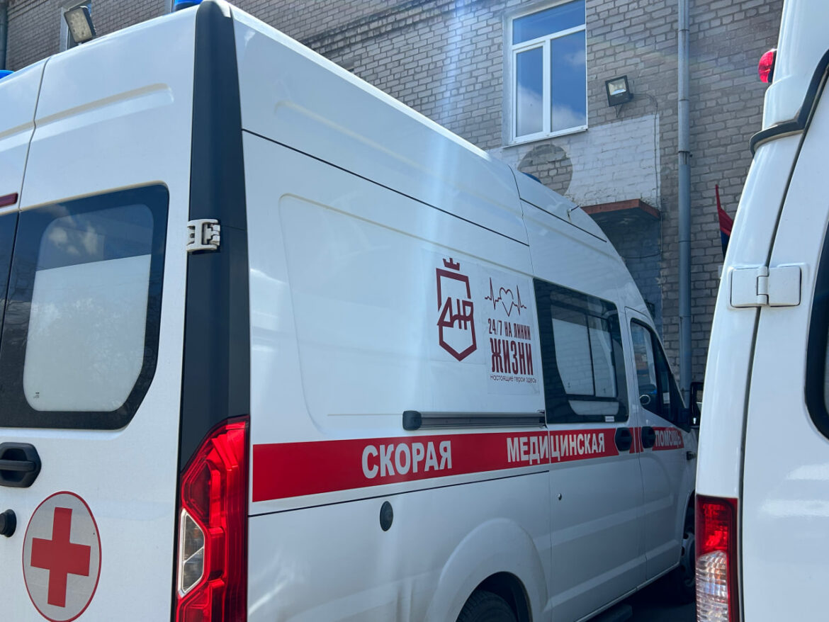 «Настоящие герои здесь»: донецкая молодежь ко Дню работника скорой помощи украсила машины неотложки