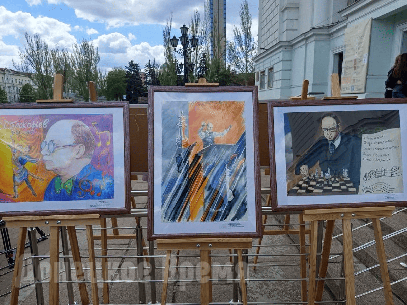 загружено (3) С голограммой, портретами и музыкой: в Донецке открылся «Музей на колесах» в честь Сергея Прокофьева