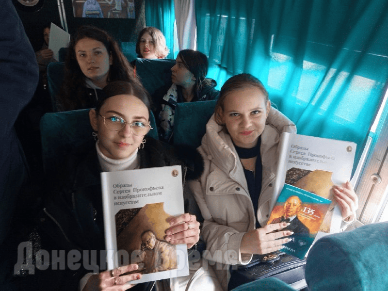 загружено (6) С голограммой, портретами и музыкой: в Донецке открылся «Музей на колесах» в честь Сергея Прокофьева