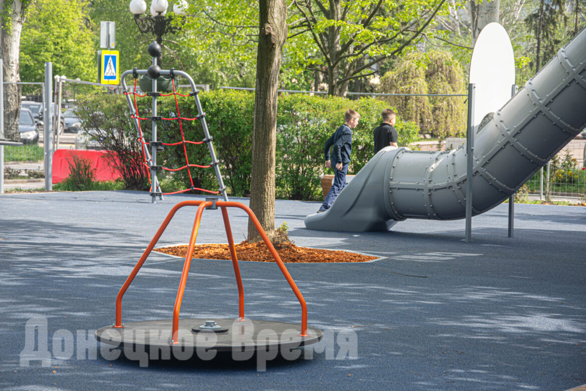 DSC_0992 С золотой рыбкой и в фирменных цветах банка: на бульваре Пушкина появилась еще одна площадка