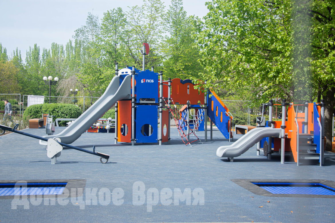 DSC_0998 С золотой рыбкой и в фирменных цветах банка: на бульваре Пушкина появилась еще одна площадка