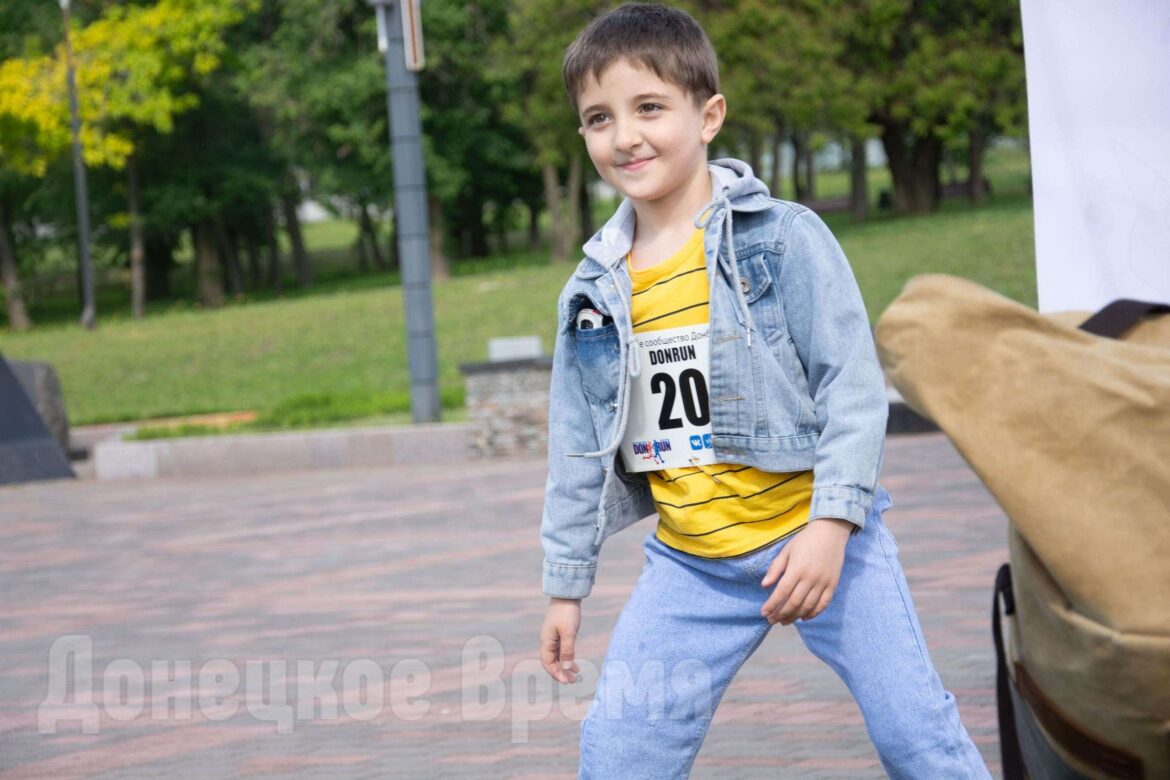 hTmrCP-gOaW9XLYZwF-gRvSp6UryulpYKIC9gq6zLmA5iB-dRR8xtJDEFOp93-Fsazs_BJIM_kvN3qBVY0CvmdlH Впервые после пятилетнего перерыва: юные дончане приняли участие в сказочном забеге