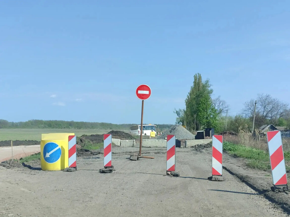 Меняют трубы и укладывают асфальт: в Шахтерском округе приступили к капремонту 20 километров дороги