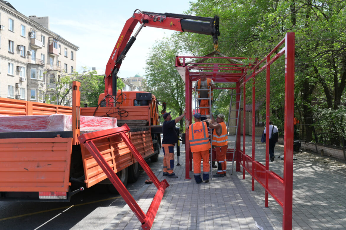 Не только к праздникам: в центре Донецка обновляют остановочные павильоны
