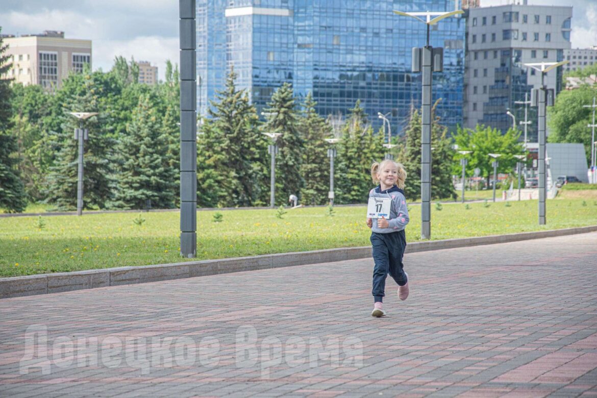 SWI-eakHXmlkRuTBYHEV_alOhiVGhCGh5gfuJLF90wqpsNo3bGLZcoE0akuPTObuII-9R1s78fJqtfBZkZfSmmfH Впервые после пятилетнего перерыва: юные дончане приняли участие в сказочном забеге