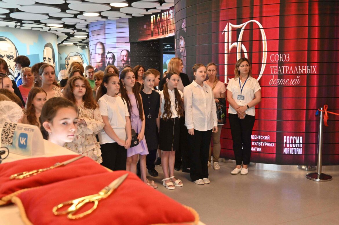 DSC_5974 От истоков до современности: в Донецке открылась мультимедийная выставка о жизни артистов театра