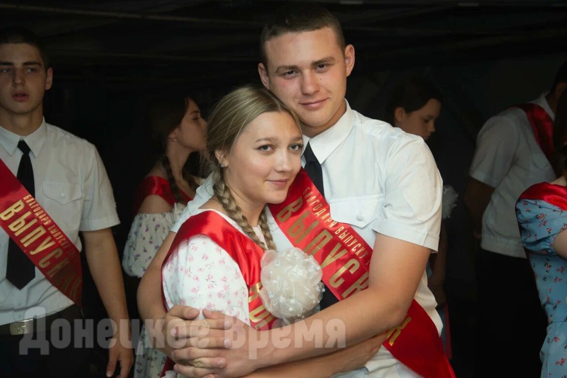 DSC_6011 Манифестный вальс: молодежь Донецка станцевала в память о погибших в ВОВ сверстниках