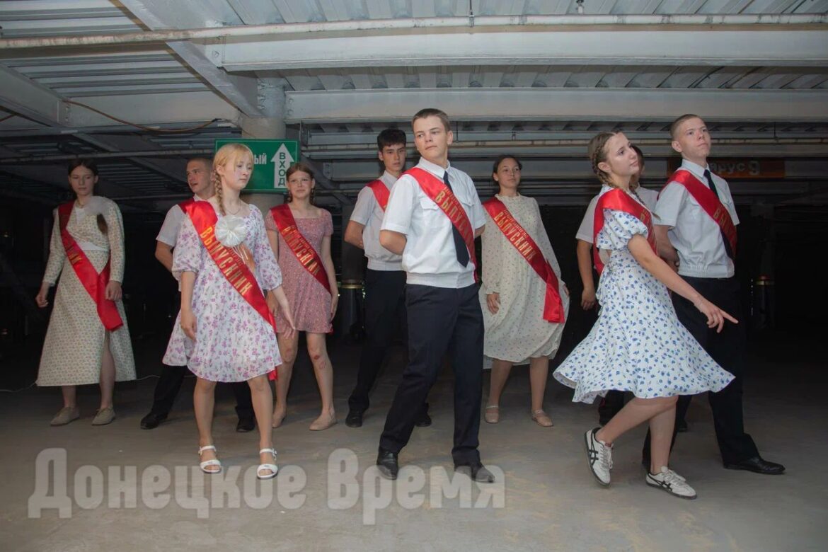 DSC_6016 Манифестный вальс: молодежь Донецка станцевала в память о погибших в ВОВ сверстниках