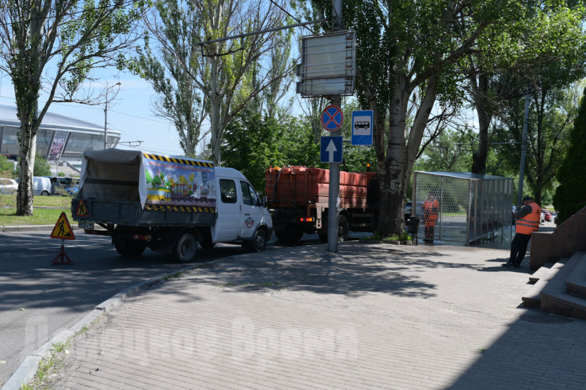 “С утра так припекало, что хотелось встать под струю”: наш корреспондент увидела, как моют остановки в Донецке