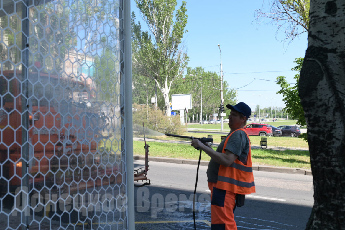 “С утра так припекало, что хотелось встать под струю”: наш корреспондент увидела, как моют остановки в Донецке