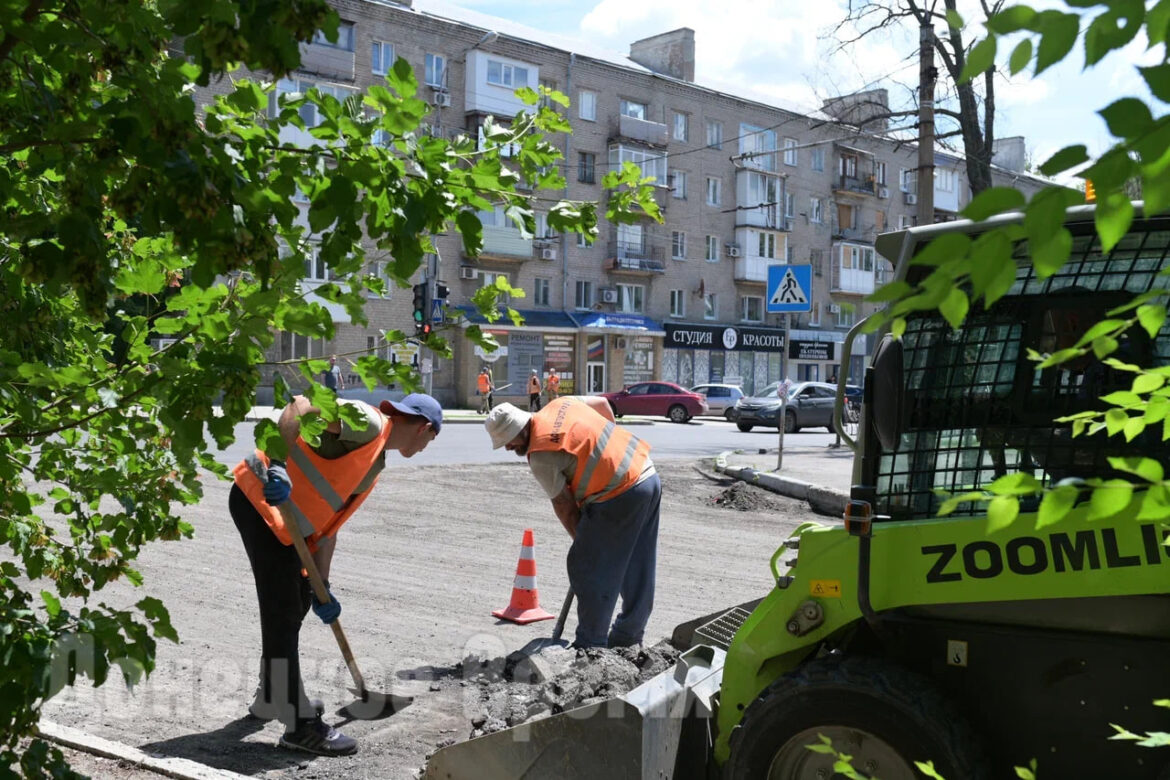 Когда воздух дрожит от зноя: за ровным покрытием дорог в ДНР остается невидимый человеческий труд