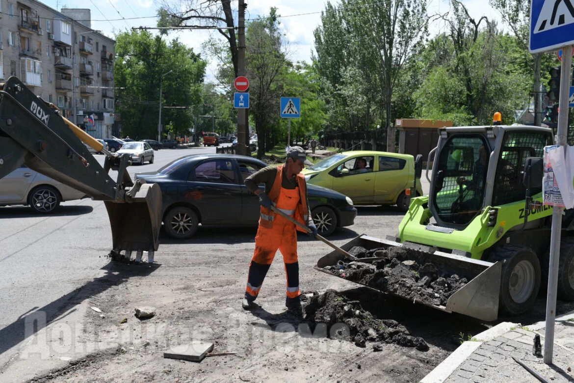 Когда воздух дрожит от зноя: за ровным покрытием дорог в ДНР остается невидимый человеческий труд