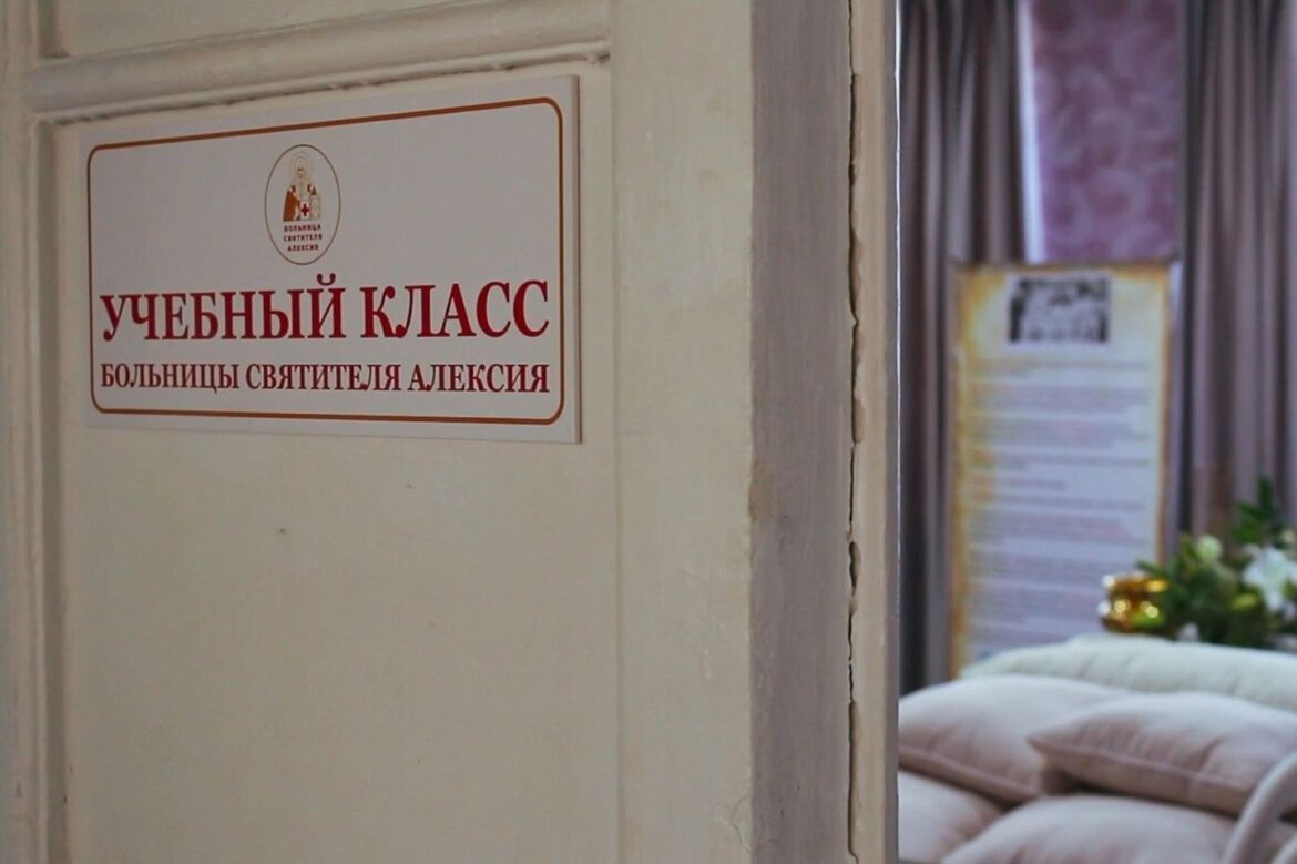 Первые практические занятия уже идут: в Горловке учат ухаживать за тяжелобольными и ранеными