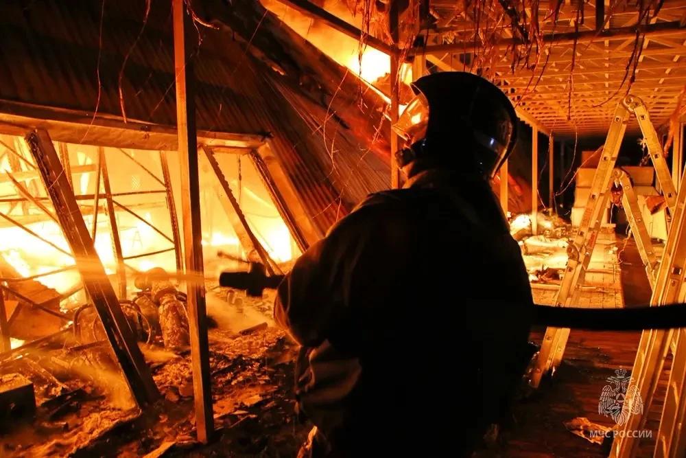 7 «Галактику» тушили почти 17 часов: в Донецке спасатели ликвидировали пожар в ТЦ после атаки дрона
