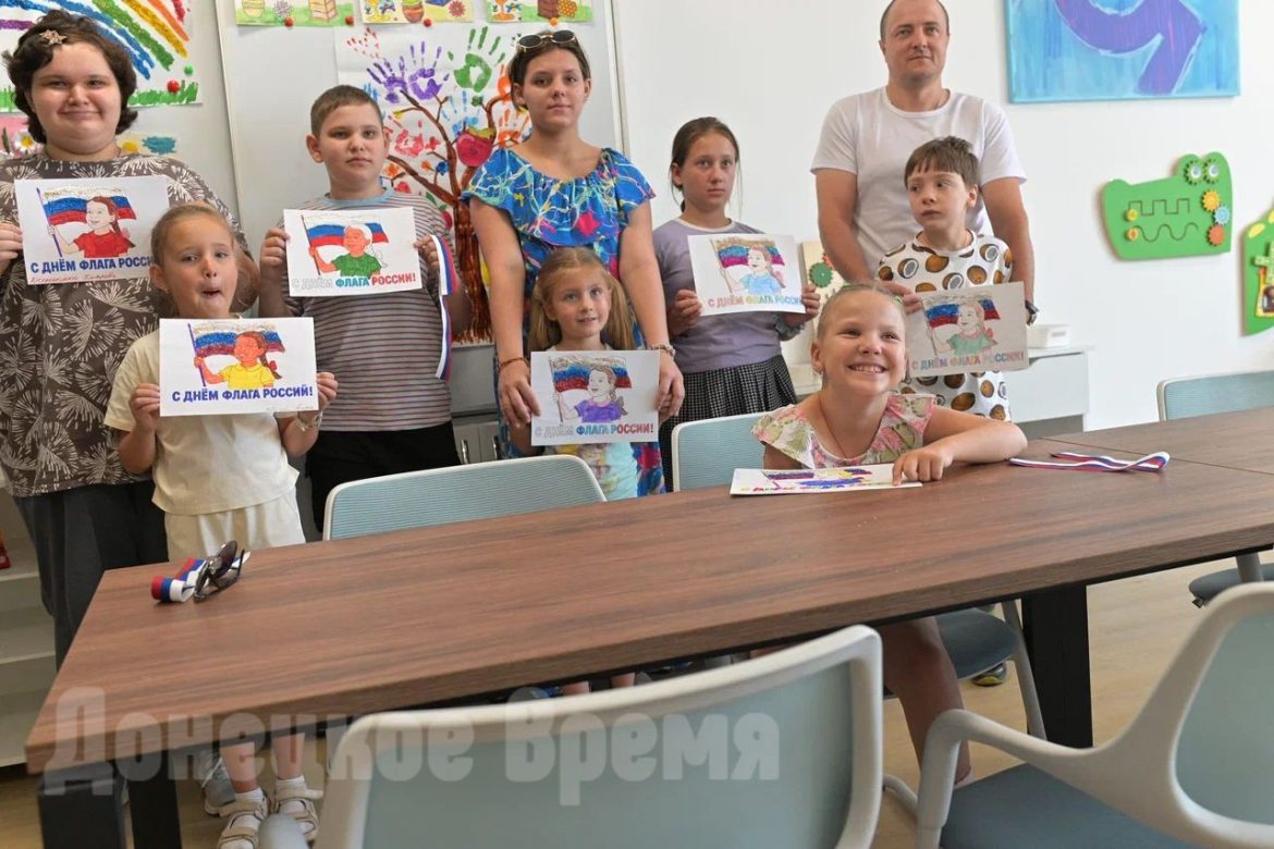 Рисовали триколор: в Донецке дети с особенностями здоровья отметили День государственного флага