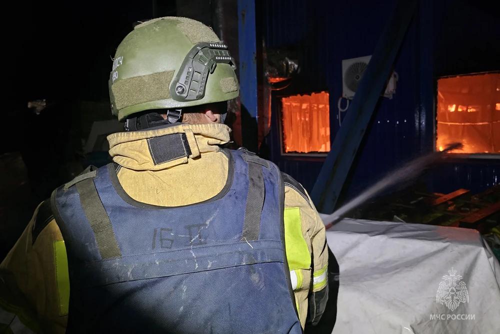мчс Открытое горение в макеевской «Галактике» ликвидировали: площадь пожара превысила 23 тысячи квадратов