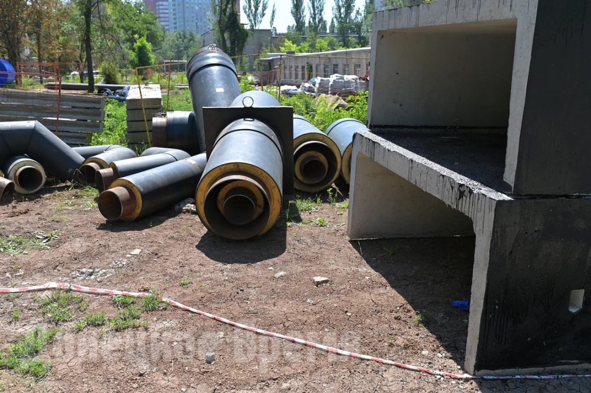 Под палящим солнцем, в пыли и металле: в Донецке готовят теплотрассу к новому отопительному сезону