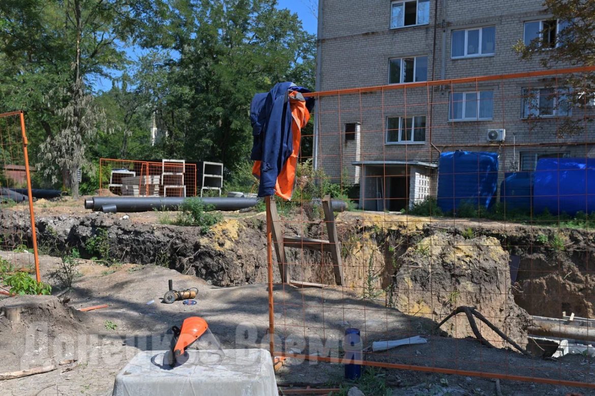 Под палящим солнцем, в пыли и металле: в Донецке готовят теплотрассу к новому отопительному сезону