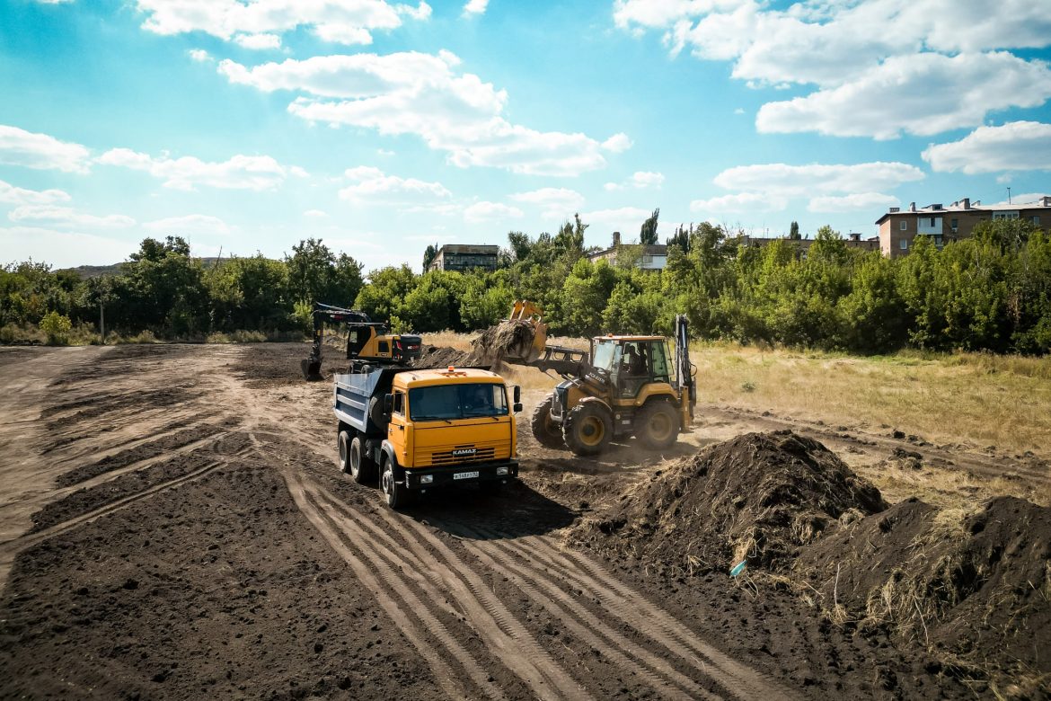 стройка техника Больше, чем просто спортплощадка: в Куйбышевском районе Донецка строят новый физкультурно-оздоровительный комплекс