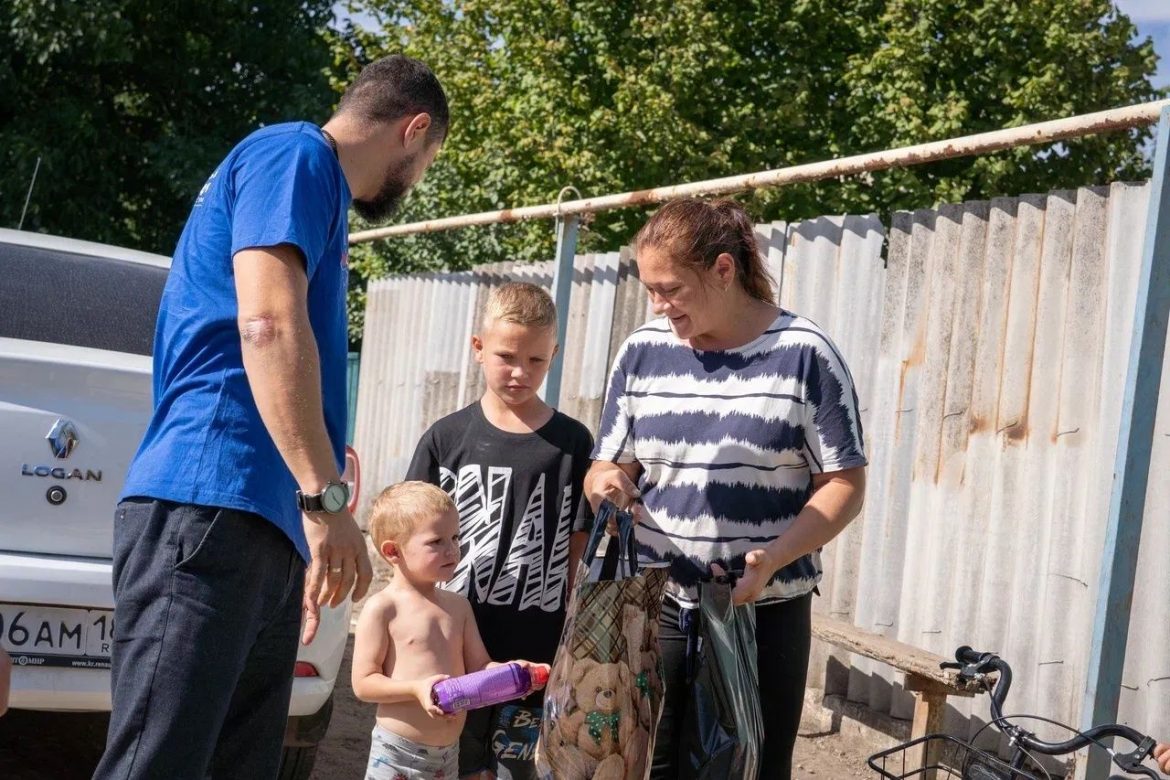 DSC01350 Подарили канцтовары и фрукты: многодетные семьи из Пантелеймоновки поздравили с Днем знаний