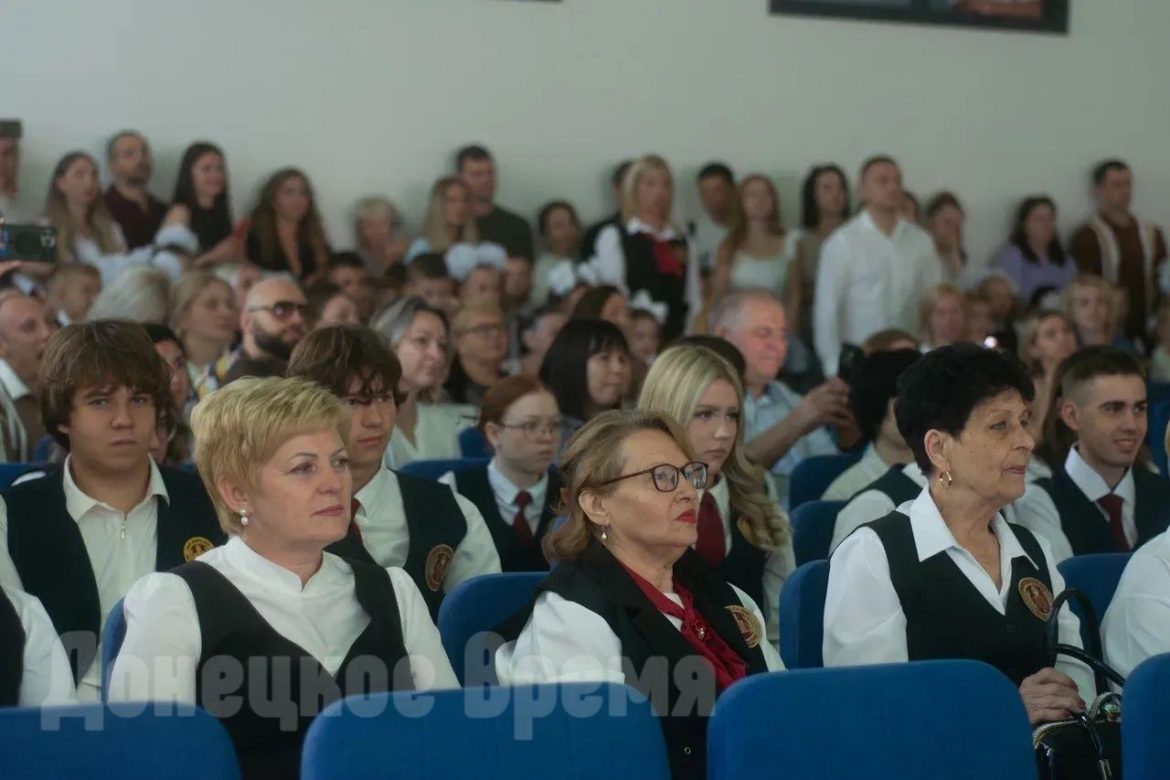«Настроение праздничное»: в обновленной школе №9 в Донецке прошла линейка ко Дню знаний
