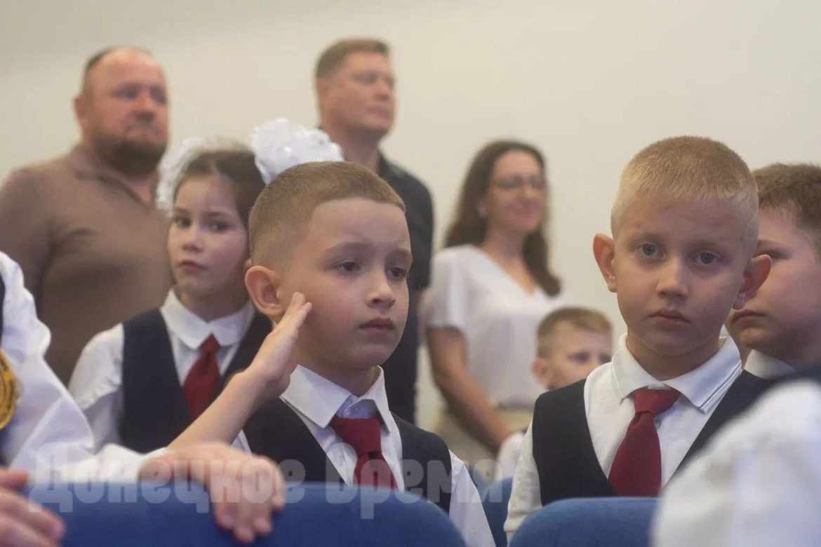 «Настроение праздничное»: в обновленной школе №9 в Донецке прошла линейка ко Дню знаний
