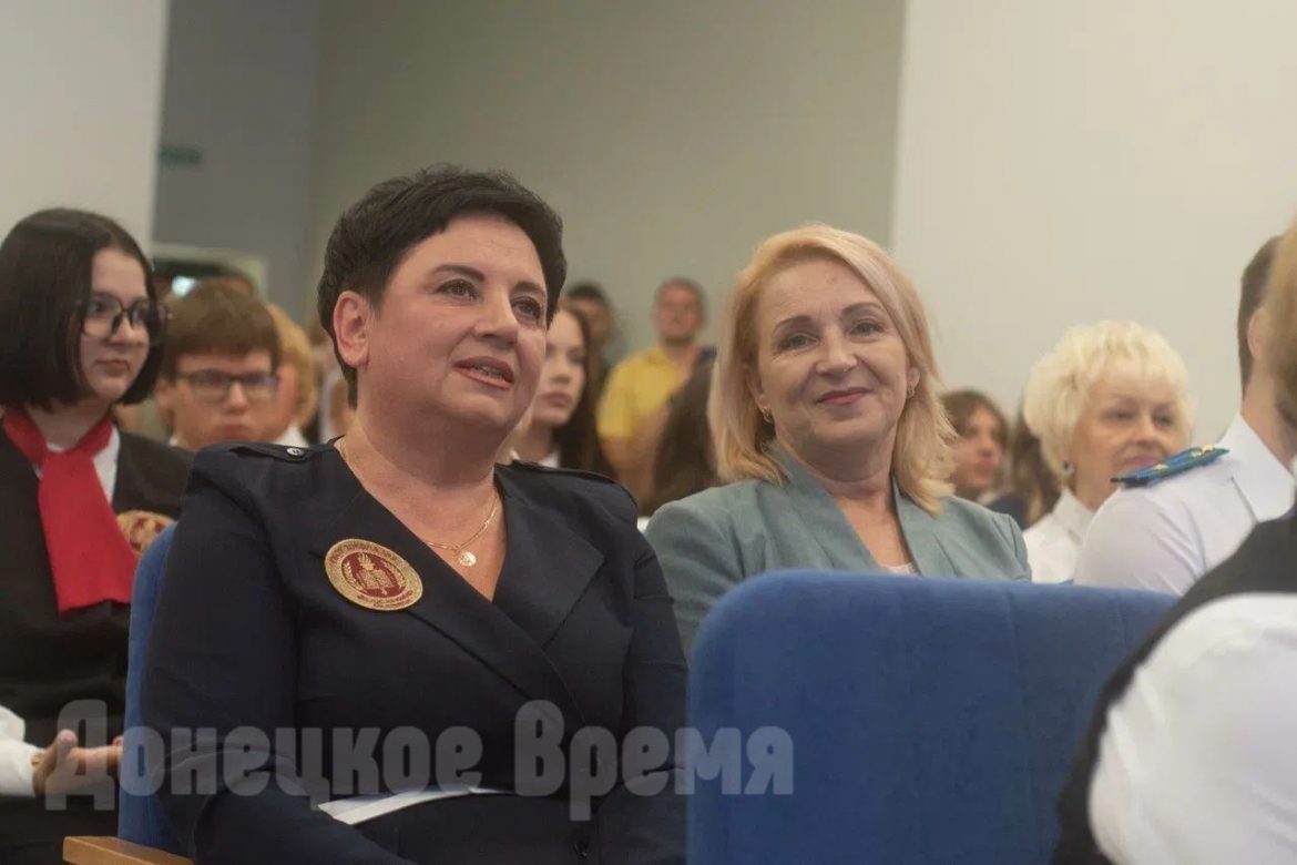 «Настроение праздничное»: в обновленной школе №9 в Донецке прошла линейка ко Дню знаний