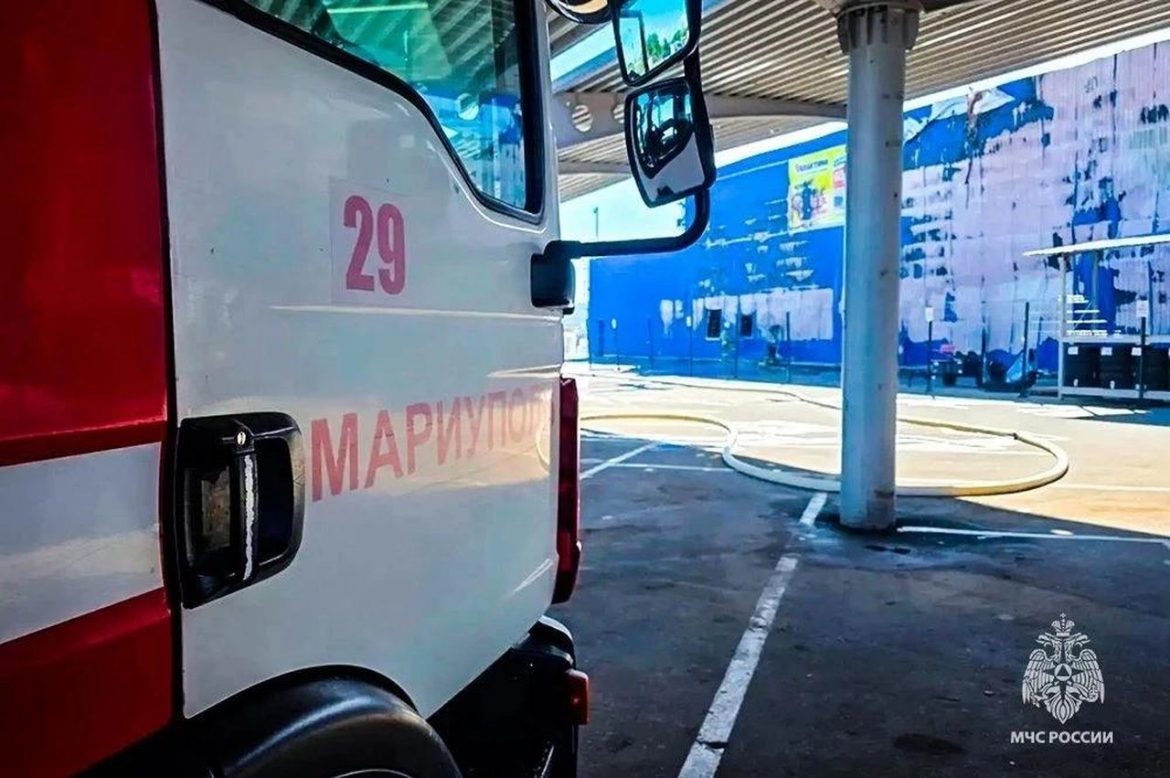 Огонь охватил более 11 тысяч квадратных метров: в Мариуполе сгорел торговый центр «Галактика»
