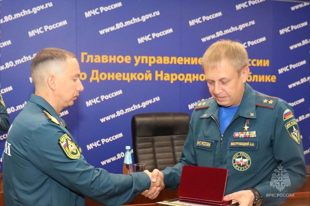 IMG_20260928_155618 «Гордимся вашей отвагой и преданностью»: сотрудникам МЧС в ДНР вручили государственные награды