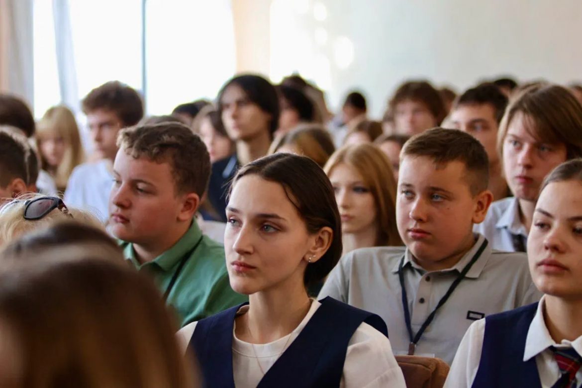 IMG_9579 Лента памяти, выставка, кинофильм: макеевские школьники отметили День освобождения Донбасса