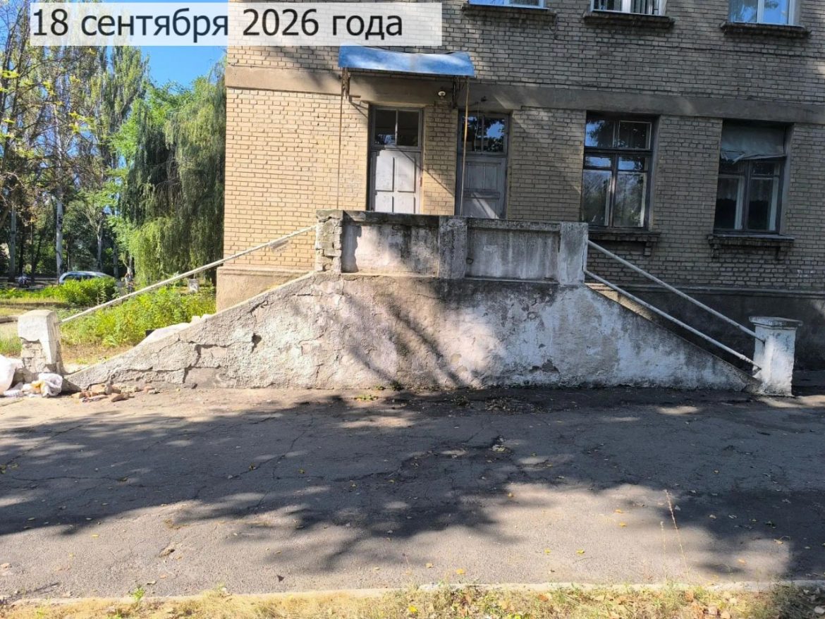 photo_2026-09-20_09-53-13 (5) Хроника затянувшегося ремонта: ступени к детскому отделению ЦГКБ №24 начали чинить, но не закончили