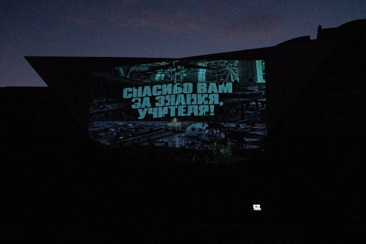 «Спасибо вам за знания, учителя!»: в ДНР молодежь почтила память погибших педагогов