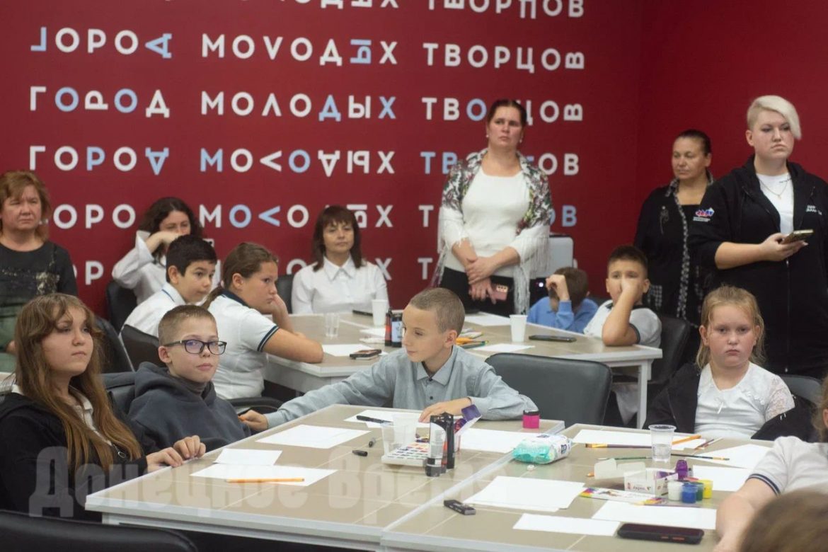  «Белые журавли»: 80 школьников Донбасса почтили память тех, кто отдал жизнь за мирное небо