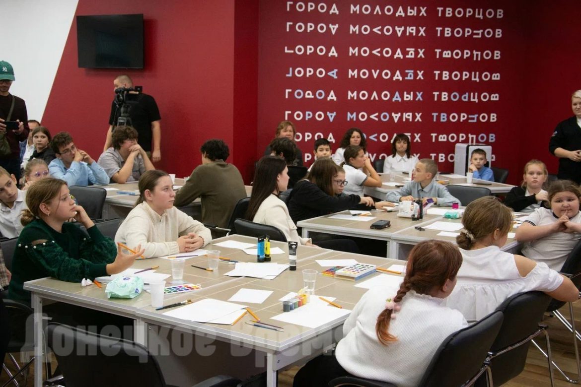  «Белые журавли»: 80 школьников Донбасса почтили память тех, кто отдал жизнь за мирное небо