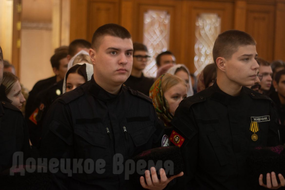 Присягнули перед Богом и Богородицей: в праздник Покрова в Донецке в казаки верстали