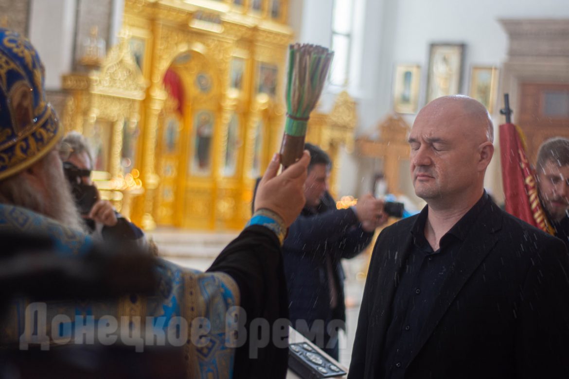 Присягнули перед Богом и Богородицей: в праздник Покрова в Донецке в казаки верстали